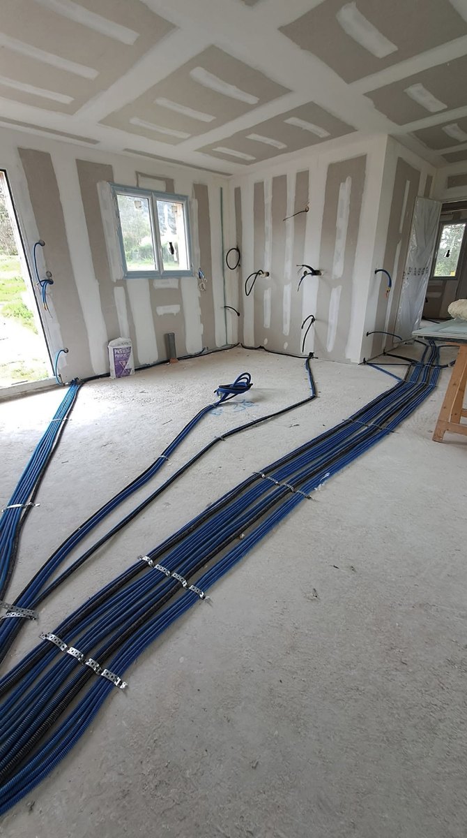 Câblage et saignées d'une pièce en rénovation, gaines clipsées au sol