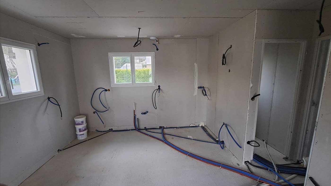 Pré-câblage complet d'une pièce neuve, attentes aux murs et au plafond