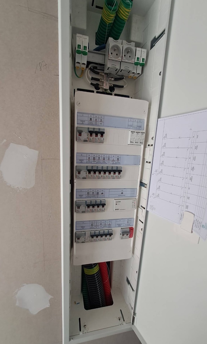 Tableau électrique neuf installé et raccordé, avec schéma de repérage