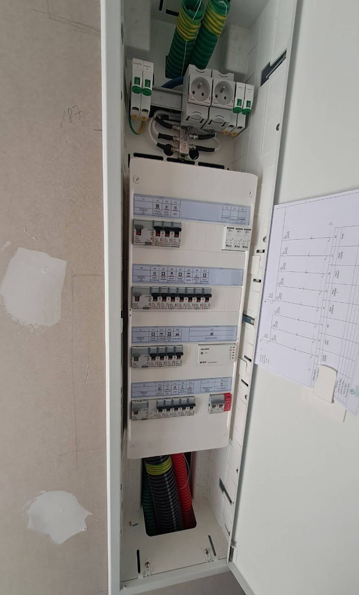 Tableau électrique neuf installé et raccordé par ELM Électricité, avec schéma de repérage